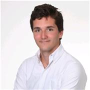 Profesor joven de matemática aplicada ESO, Bachillerato y primer año universitario